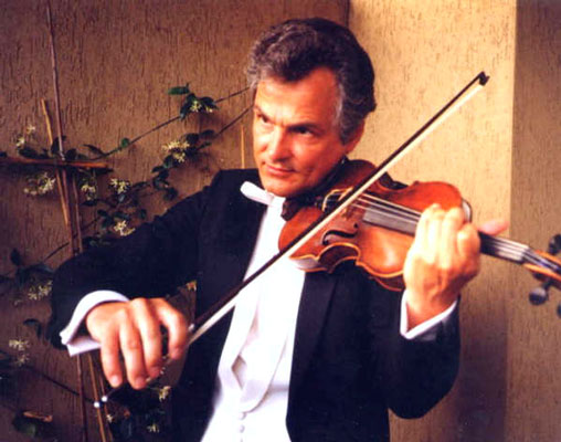 Stüve playing the violin